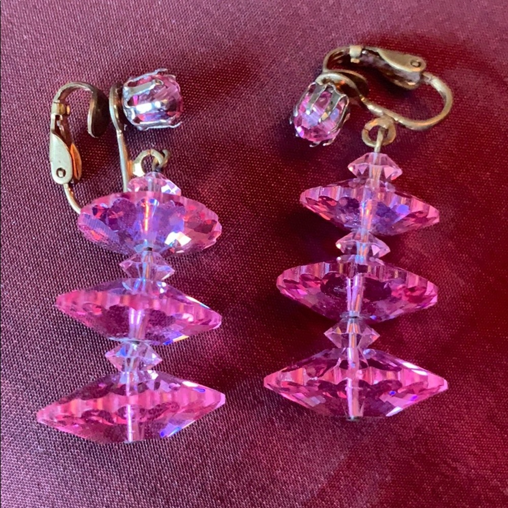 Vintage ‘40s pink glass clip earrings ❣️